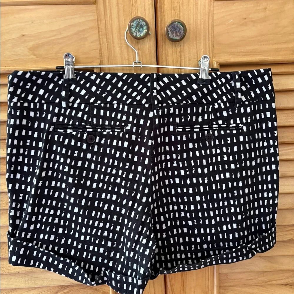 New York & Company Black and White Patterned Women’s Shorts - Picture 6 of 11
